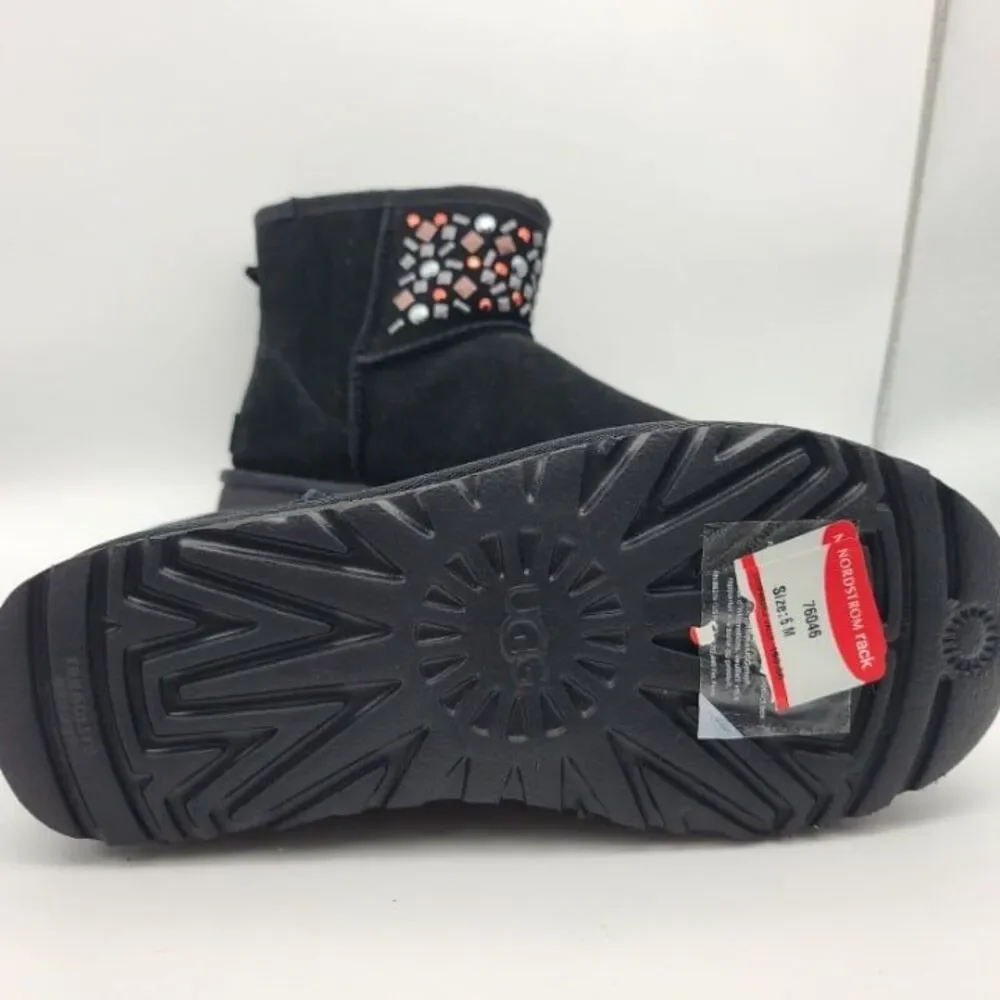 UGG Womens Boots black Suede Fur Classic Mini Stud II Medallion Size 6 37 new
